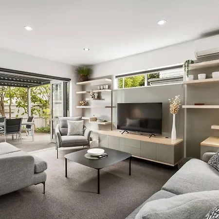 Convenient Urban Townhouse 2 Carparks Available Apartment